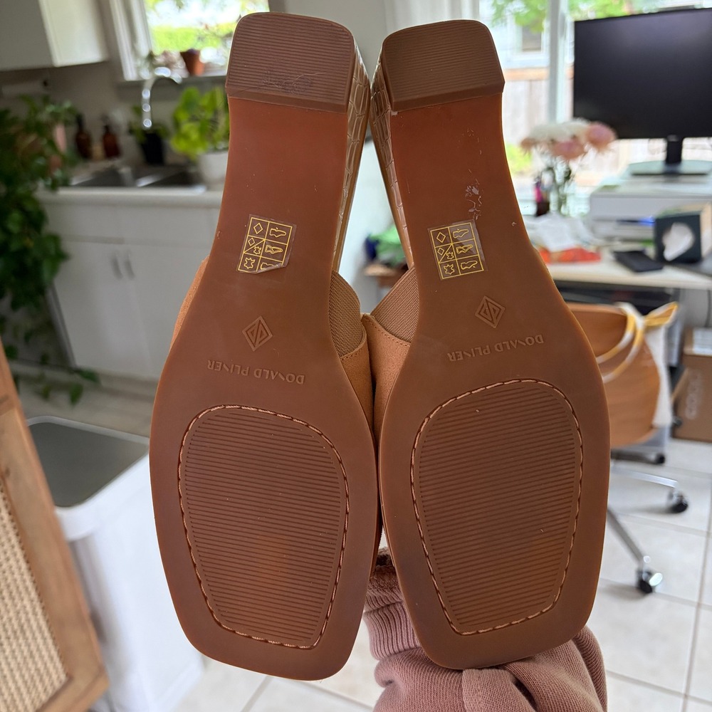 Donald Pliner Cascade Suede Sandal Camel Tan Toe Loop Block Heel Womens 7.5M - Picture 9 of 9